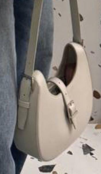 Сумка белая небольшая, внутри паспорт