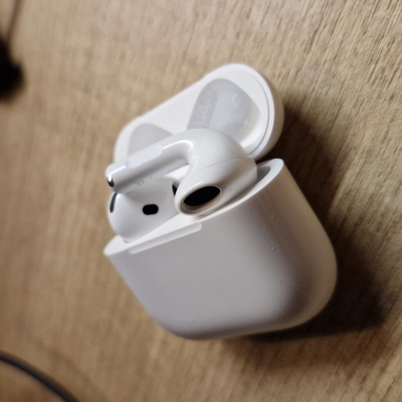 AirPods 4