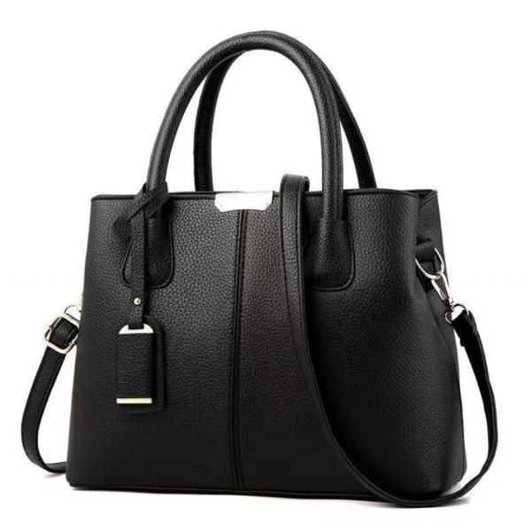 Чёрная сумка с одним значком