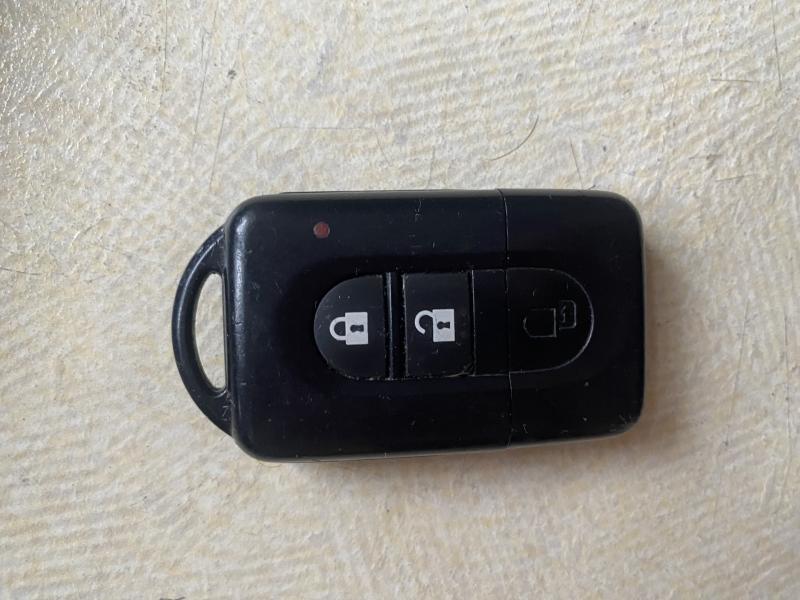 Прямоугольный черный ключ от машины Nissan