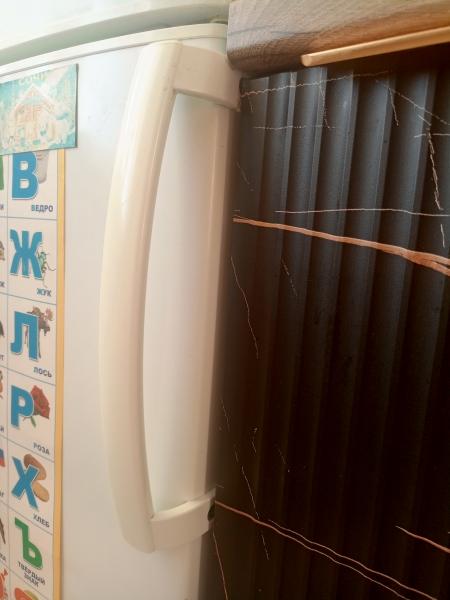 И две ручки от холодильника новые, белые